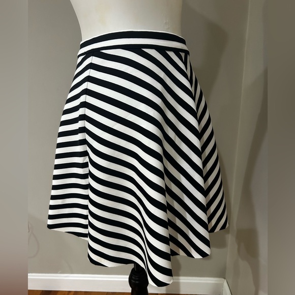 Abercrombie & Fitch Striped Black & White Raw Hem Mini Skirt Size S - Picture 6 of 12